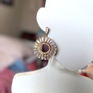 Beautiful circle Crystal earrings. Post style. Gold tone.